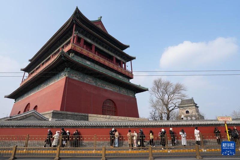 베이징 중축선에 위치한 구러우(鼓樓, 고루) 옆에서 관광객들이 주변을 둘러보며 즐거운 시간을 보내고 있다. [1월 31일 촬영/사진 출처: 신화사]