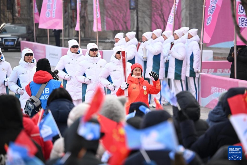 첫 번째 성화 주자인 선쉐(申雪)가 성화를 봉송하고 있다. [2월 3일 촬영/사진 출처: 신화사]