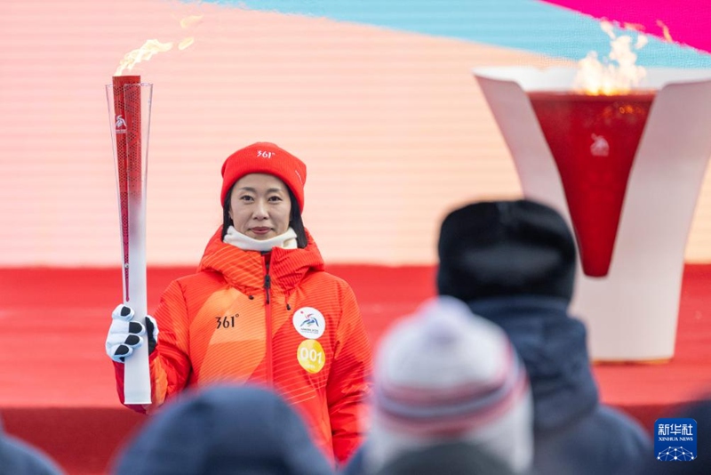 첫 번째 성화 주자인 선쉐가 성화를 전시하고 있다. [2월 3일 촬영/사진 출처: 신화사]