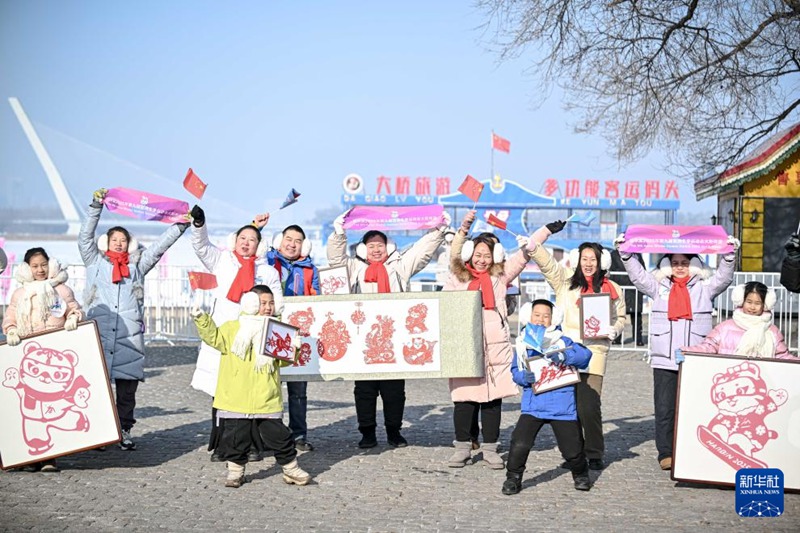 관람들이 성화 봉송 경로에서 성화 봉송 주자들을 응원하고 있다. [2월 3일 촬영/사진 출처: 신화사]