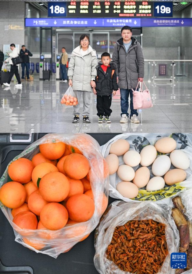 위: 충칭시 출신의 정리신(鄭李欣, 오른쪽 첫 번째) 씨가 아내, 아들과 구이저우(貴州)성 구이양(貴陽)시의 일터로 돌아가기 위해 충칭베이역에서 기차를 기다리고 있다. 아래: 짐 보따리에 정 씨의 부모님과 형이 싸준 파오차이(泡菜), 블러드 오렌지, 달걀 등이 들어 있다. [2월 4일 촬영/사진 출처: 신화사]