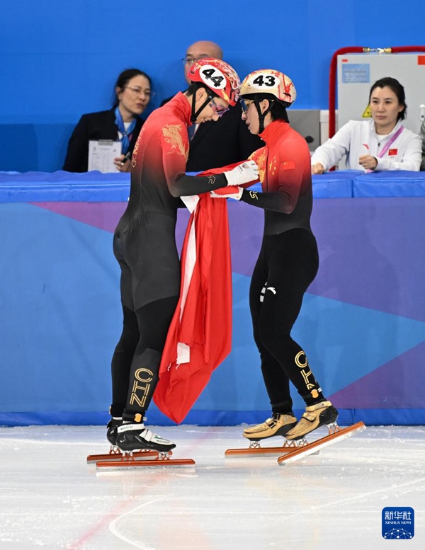 린샤오쥔(앞줄 오른쪽)과 쑨룽이 경기 후 기뻐하며 축하하고 있다. [2월 8일 촬영/사진 출처: 신화사]