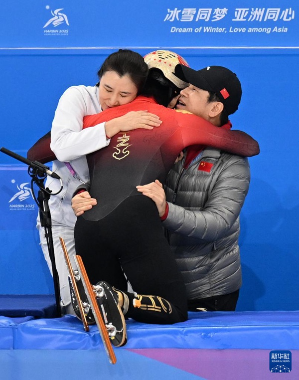 린샤오쥔(가운데)이 코치와 포옹하며 우승을 축하한다. [2월 8일 촬영/사진 출처: 신화사]