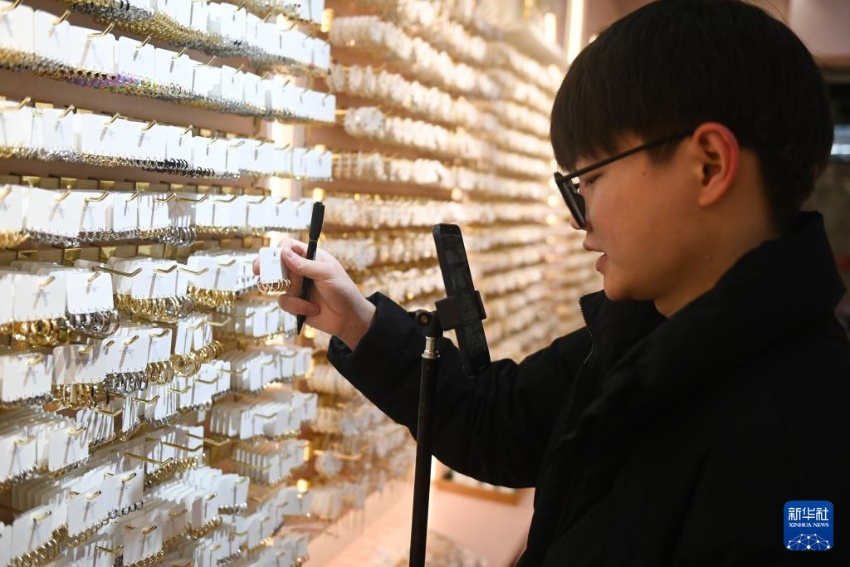 한 액세서리 상점 종업원이 휴대폰 온라인 방송으로 물건을 판매한다. [2월 9일 촬영/사진 출처: 신화사]