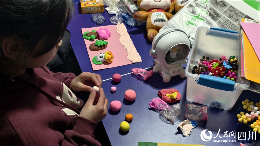 아이들이 함께 모여 논다. [사진 출처: 인민망]