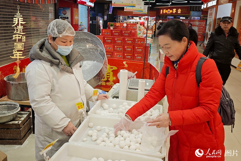 2월 10일 후베이(湖北)성 우한(武漢)시 시민이 쇼핑몰에서 탕위안(湯圓: 찹쌀가루 등을 새알 모양으로 빚은 것으로 대부분 소를 넣은 음식)을 구매한다.