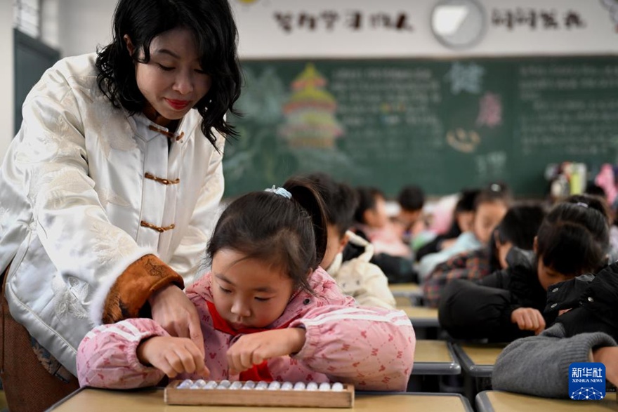 왕쑤추 씨가 학생들에게 주산 연습을 지도하고 있다. [1월 9일 촬영/사진 출처: 신화사]