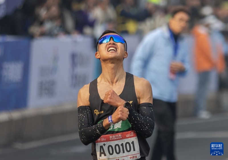 결승선을 통과한 인순진(尹順金) 중국 선수가 기뻐하고 있다. 그는 대회 중국 남자 부문 1위를 차지했다. [3월 2일 촬영/사진 출처: 신화사]