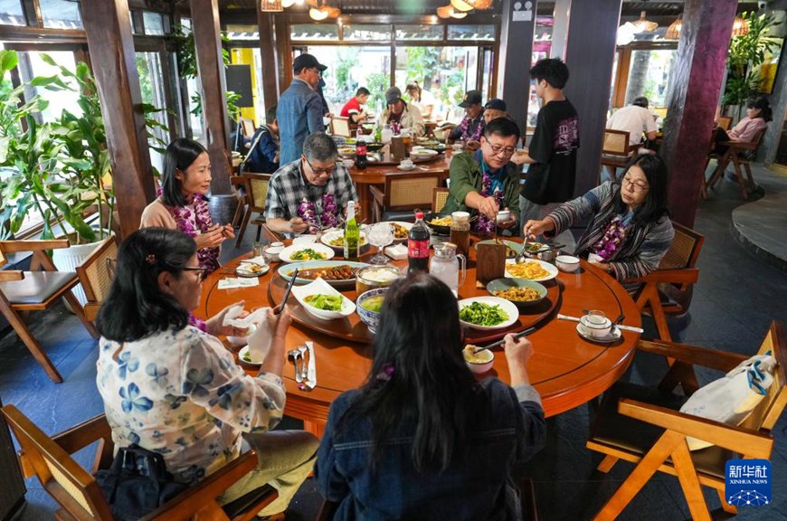 관광객들이 시솽반나 한 식당에서 전통 음식을 맛 보고 있다. [2월 19일 촬영/사진 출처: 신화사]