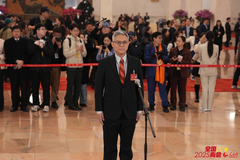 장쥔제(張俊杰) 전국인민대표대회 대표가 언론 인터뷰를 하고 있다.