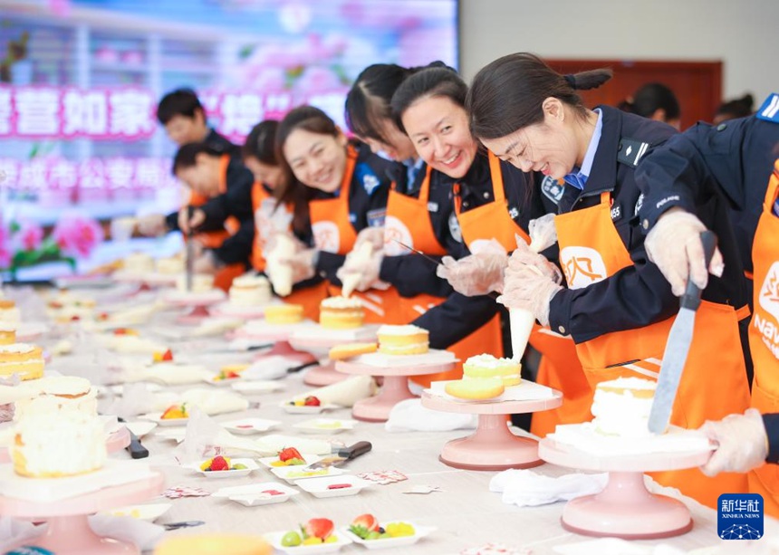 산둥(山東)성 룽청(榮成)시 공안국 활동실에서 여경찰들이 케이크 만들기를 체험하고 있다. [3월 6일 촬영/사진 촬영: 리신쥔(李信君)]