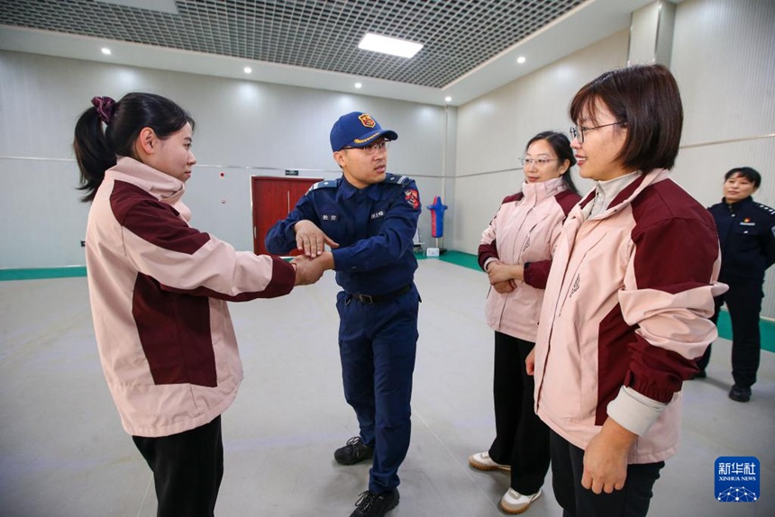 산둥성 지난(濟南)시 공안국 인민경찰 훈련기지에서 여성들이 경찰의 지도 아래 호신술을 배우고 있다. [3월 6일 촬영/사진 촬영: 하오신청(郝鑫城)]