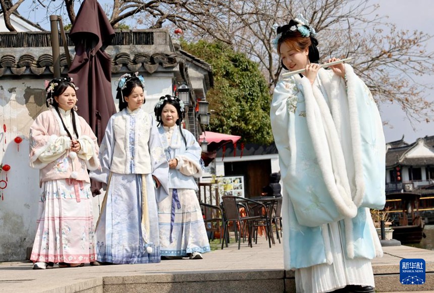 중건2국(中建二局) 여직원들이 상하이 주자자오(朱家角) 옛 마을에서 한푸(漢服)를 입고 사진을 찍고 있다. [3월 6일 촬영/사진 출처: 신화사]