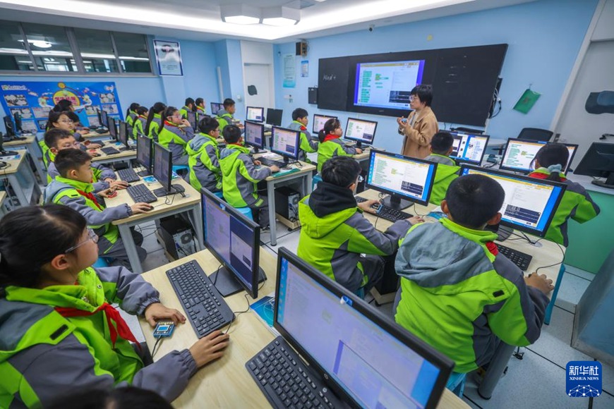 자싱시 실험초등학교 정보과학교실에서 학생들이 “교실을 더 스마트하게” 프로젝트를 중심으로 방안 설계와 프로그래밍 디버깅을 진행하고 있다. [3월 12일 촬영/사진 출처: 신화사]