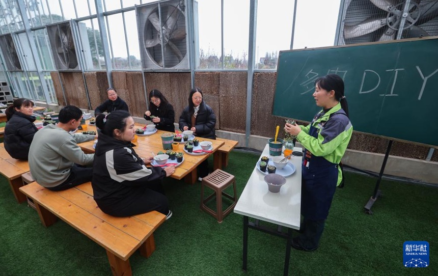 자싱시 선룬자이 꽃 재배기지에서 직원이 관광객들에게 원예 수업을 진행하고 있다. [3월 12일 촬영/사진 출처: 신화사]