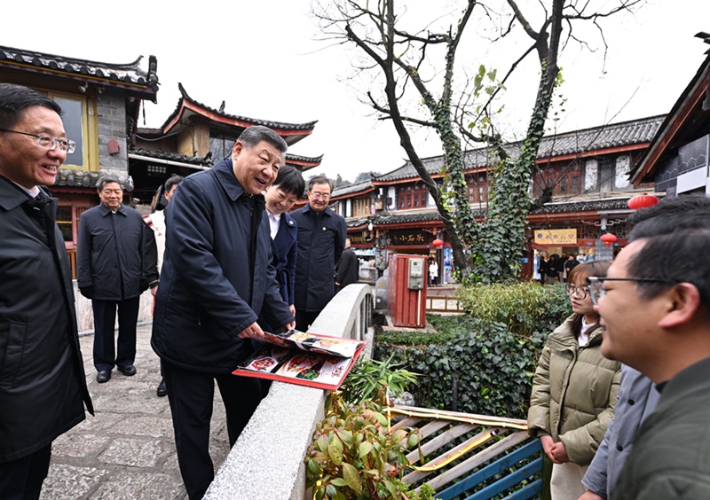 19일 오후 리장고성을 찾은 시진핑 주석이 현지 상점에 들러 경영 상황을 물어보고 있다.