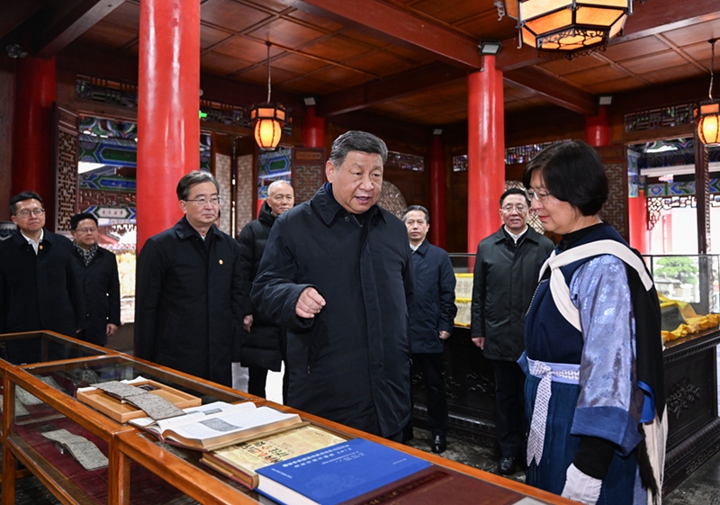 시진핑 주석이 19일 오후 리장고성 목씨토사부(木氏土司府) 관아에서 나시족(納西族, 납서족) 둥바(東巴) 문화연구 성과 전시를 둘러보고 있다.