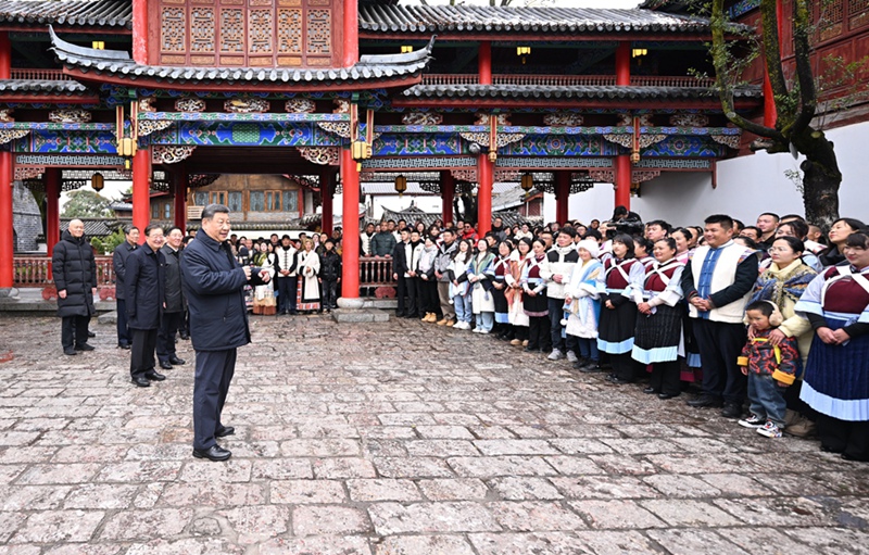 19일 오후 리장고성을 찾은 시진핑 주석이 현지 주민들과 담소를 나누고 있다.