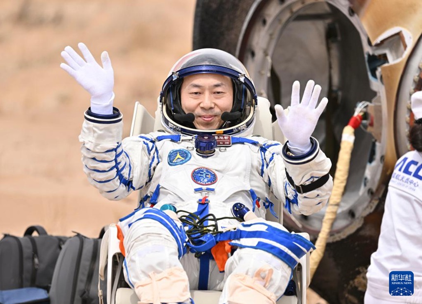 우주비행사 차이쉬저가 안전하게 귀환선에서 나왔다. [4월 30일 촬영/사진 출처: 신화사]