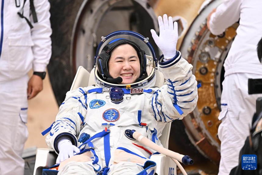 우주비행사 왕하오쩌가 안전하게 귀환선에서 나왔다. [4월 30일 촬영/사진 출처: 신화사]