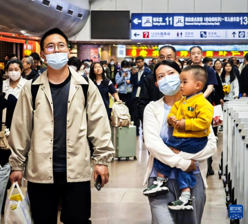 베이징시(北京西)역에서 승객들이 열차를 타러 가고 있다. [4월 30일 촬영/사진 출처: 신화사]