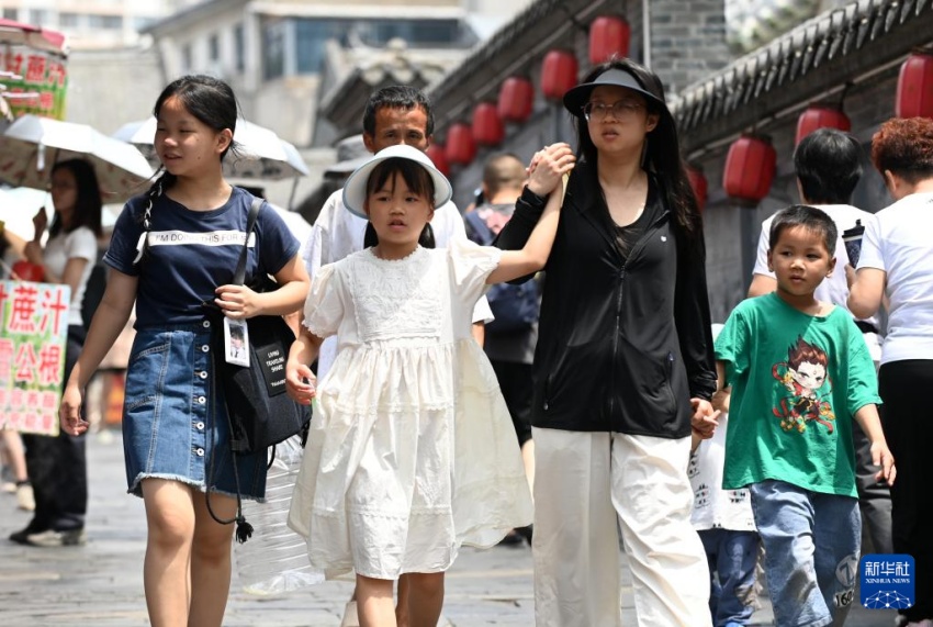 5월 3일 난닝시 역사문화 거리 ‘산제량샹’(三街两巷)을 거닐고 있는 관광객들