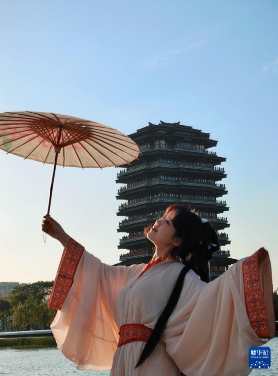 5월 3일 산둥(山東) 쯔보(淄博) 치성후(齊盛湖) 공원에서 한푸(漢服) 차림으로 사진 촬영 중인 여성