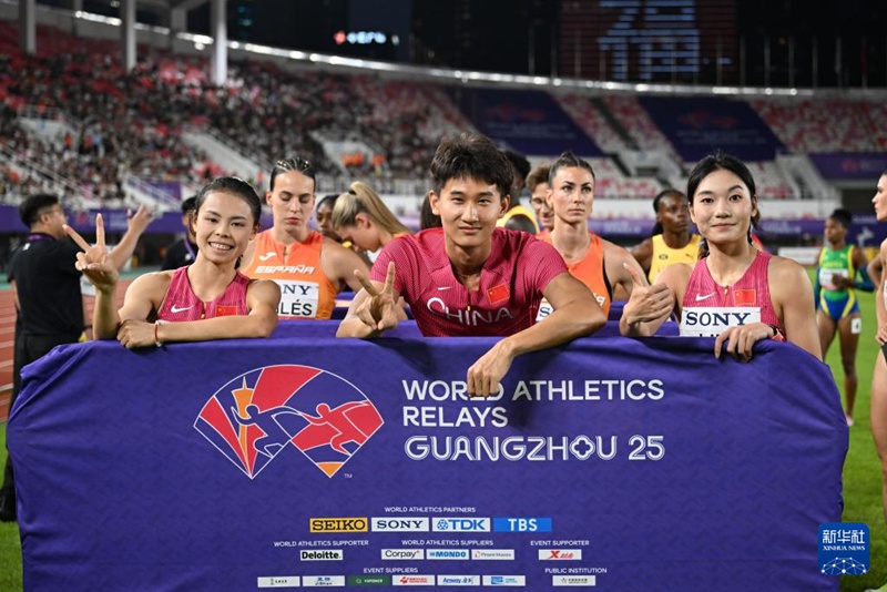 혼성 4×400m 경기 중국팀 모자뎨(莫家蝶), 장치닝(張起寧), 류잉란(劉英蘭)(왼쪽부터) 선수의 경기 전 모습 [5월 11일 촬영/사진 출처: 신화사]