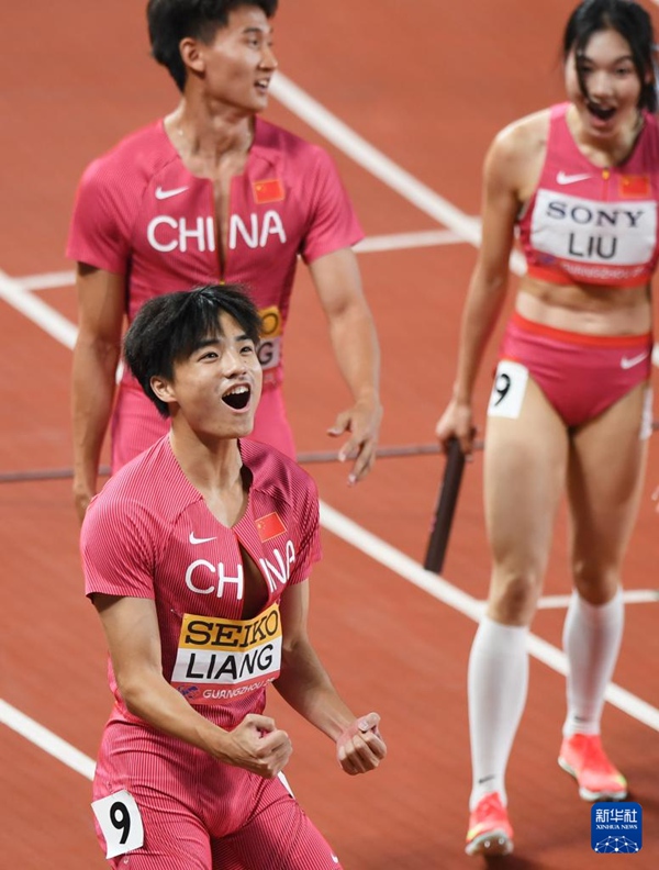 량바오탕(梁寶棠·아래) 중국 선수가 혼성 4×400m 경기 후 기뻐하고 있다. [5월 11일 촬영/사진 출처: 신화사]