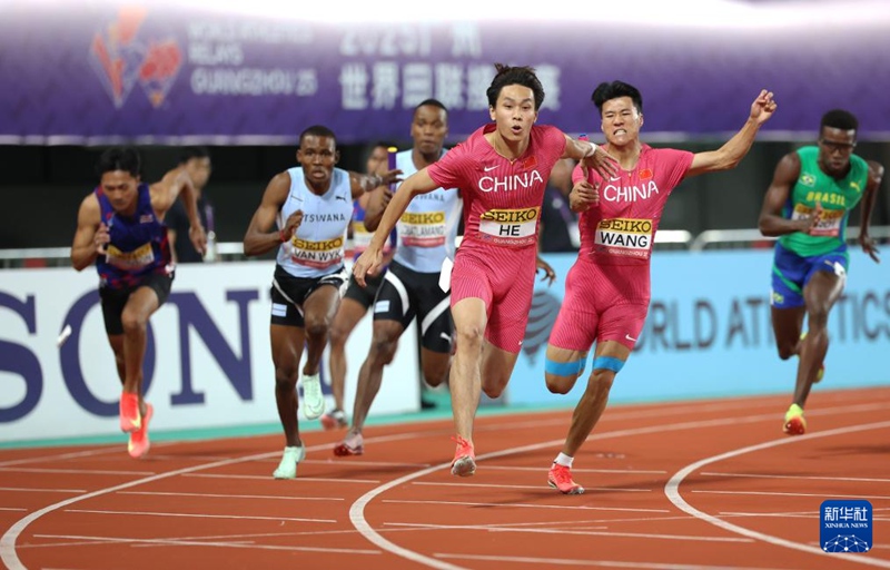 왕성제(王勝杰·오른쪽 두 번째)와 허진셴(何錦櫶·오른쪽 세 번째) 중국 선수가 남자 4×100m 경기에서 바통 터치를 하고 있다. [5월 11일 촬영/사진 출처: 신화사]