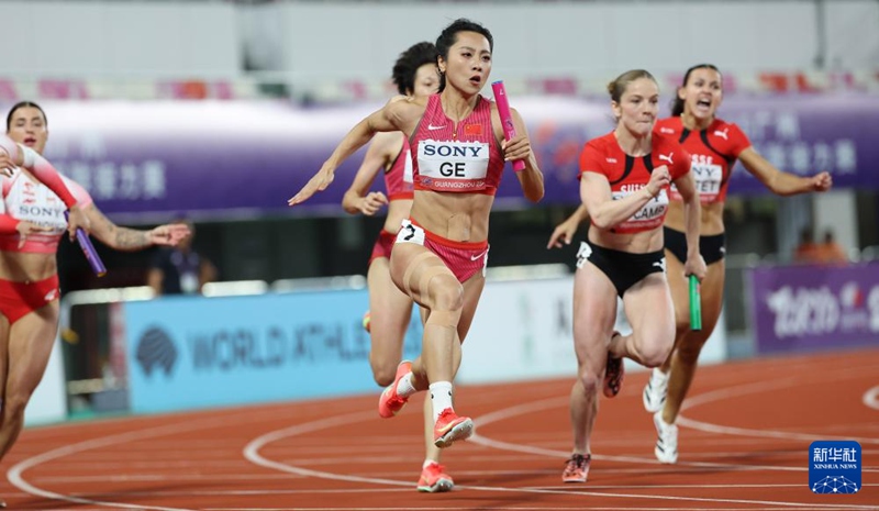 거만치(葛曼棋·앞) 중국 선수의 여자 4×100m 경기 모습 [5월 11일 촬영/사진 출처: 신화사]