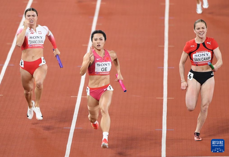거만치(가운데) 중국 선수가 여자 4×100m 경기에서 스퍼트를 올리고 있다. [5월 11일 촬영/사진 출처: 신화사]