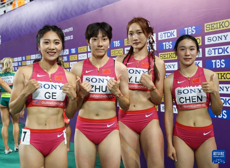 천위제(陳妤頡), 리위팅(李玉婷), 주쥔잉(朱俊穎), 거만치(오른쪽부터) 선수가 여자 4×100m 경기 후 사진을 찍는다. [5월 11일 촬영/사진 출처: 신화사]