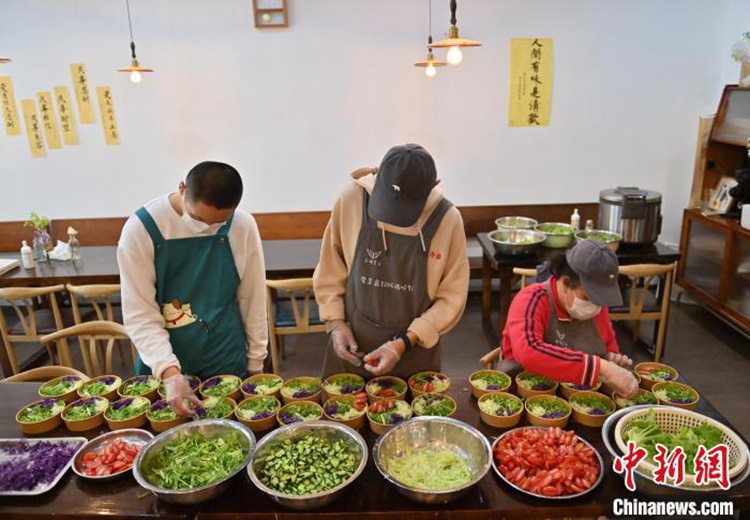 ‘천사의 집’ 식당 직원들이 음식을 준비하고 있다. [5월 8일 촬영/사진 출처: 중국신문망]