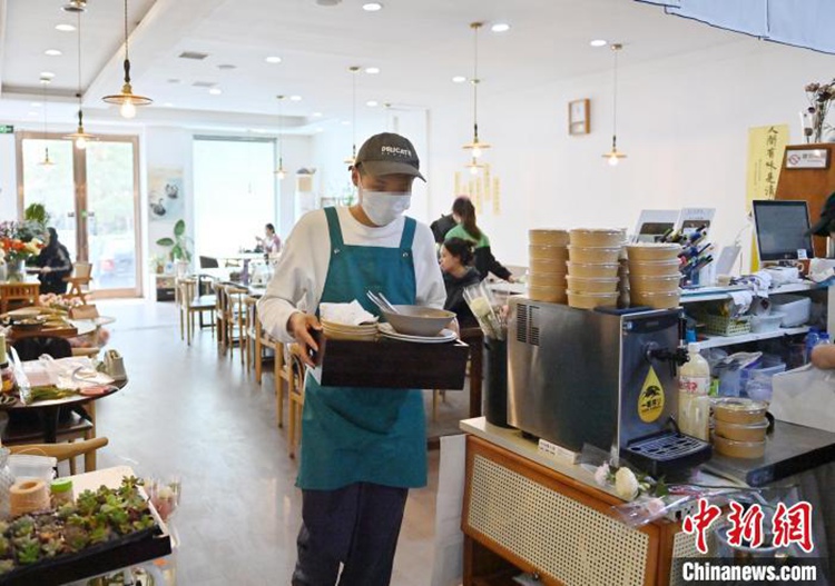 ‘천사의 집’ 식당 직원이 식기를 정리하고 있다. [5월 8일 촬영/사진 출처: 중국신문망]