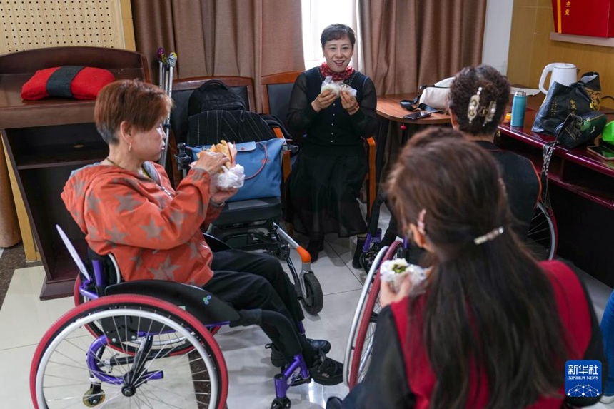 주민센터에서 쑹아이샤와 대원들이 점심을 먹는데, 오후에 주민들을 위한 휠체어 공연이 준비되어 있다. [4월 27일 촬영/사진 출처: 신화사]