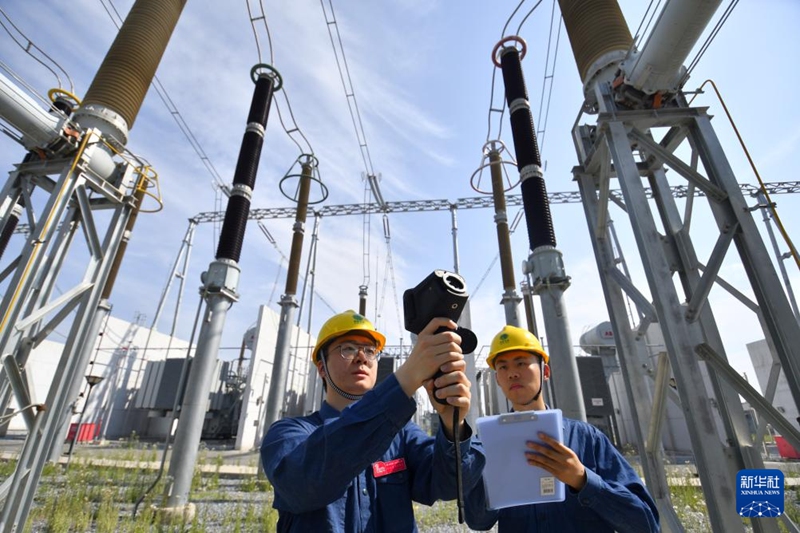 5월 10일, 전력회사인 중국 스테이트 그리드(STATE GRID∙國家電網) 베이징 전력회사의 기술진이 신항청(新航城) 500kV 변전소 송전 설비의 온도를 측정 장비로 점검하고 있다.
