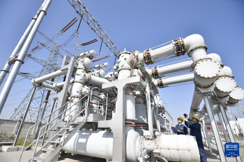 5월 10일, 기술진이 신항청 500kV 변전소 송전 설비를 순회 점검하고 있다.