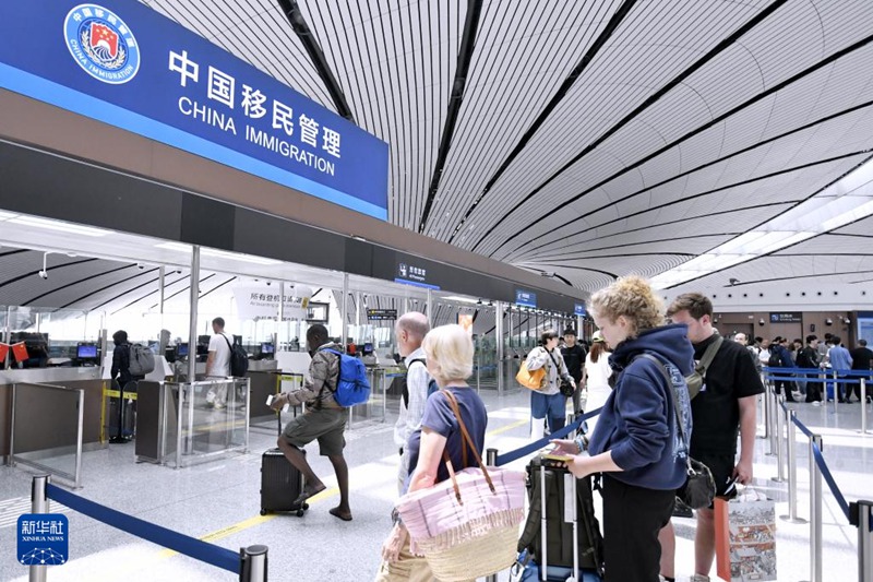 국내외 관광객들이 베이징 다싱공항 국경검문소를 통해 출국하고 있다. [5월 20일 촬영/사진 출처: 신화사]