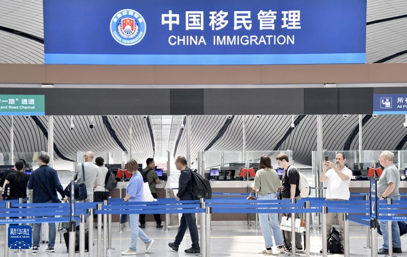 국내외 관광객들이 베이징 다싱공항 국경검문소를 통해 출국하고 있다. [5월 20일 촬영/사진 출처: 신화사]