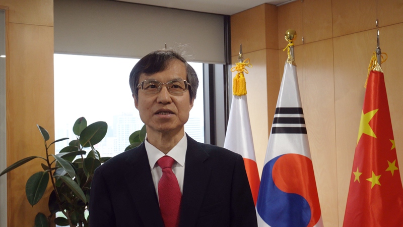 영상을 통해 기조연설 중인 이희섭 TCS 사무총장