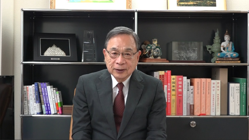영상을 통해 기조연설 중인 미야모토 유지 전 주중 일본대사