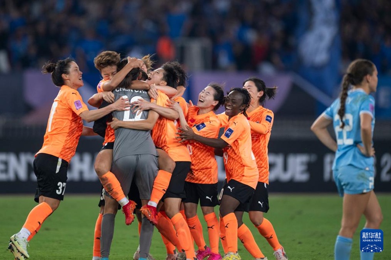 우한 처구장다 축구팀이 승리를 기뻐하며 축하하고 있다. [5월 24일 촬영/사진 출처: 신화사]