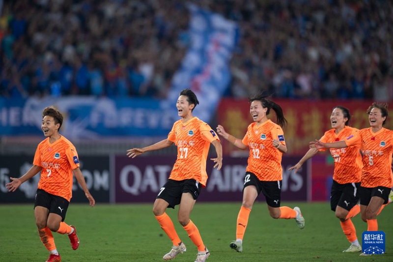 우한 처구장다 축구팀이 승리를 기뻐하며 축하하고 있다. [5월 24일 촬영/사진 출처: 신화사]