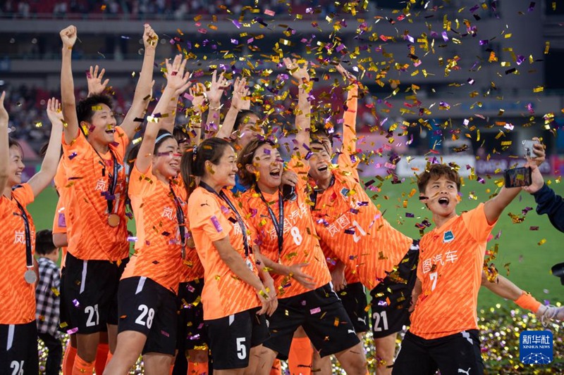 우한 처구장다 축구팀이 시상식에서 우승을 축하하고 있다. [5월 24일 촬영/사진 출처: 신화사]