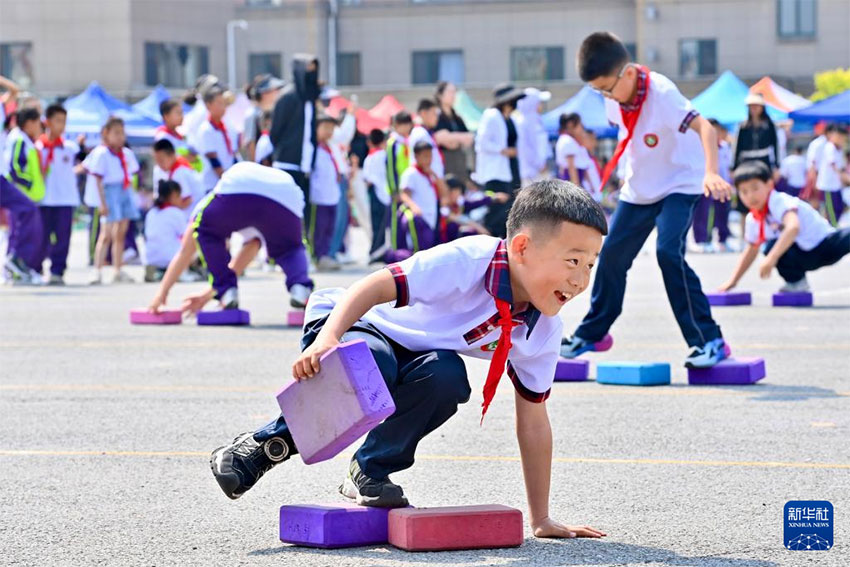 랴오닝(遼寧)성 안산(鞍山)시 한 학교에서 학생들이 재미있는 운동회 게임을 즐긴다. [5월 30일 촬영/사진 출처: 신화사]