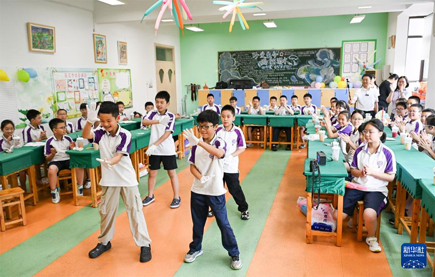 충칭시 파촉 학교 학생들이 춤을 추며 즐긴다. [5월 30일 촬영/사진 출처: 신화사]