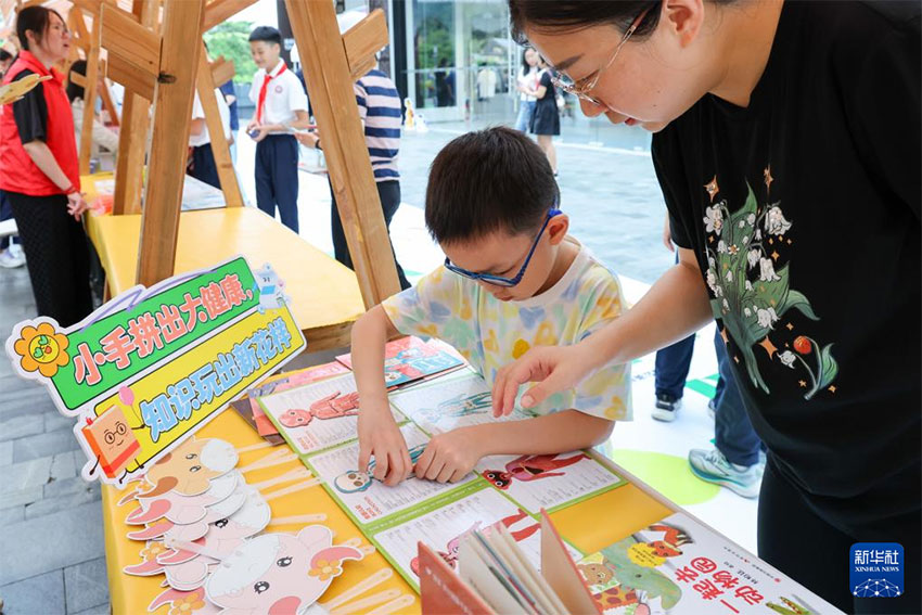 선전(深圳)의 한 복합문화공간에서 어린이와 부모가 ‘아이 축복’ 테마 체험행사에 참여하고 있다. [5월 30일 촬영/사진 출처: 신화사]