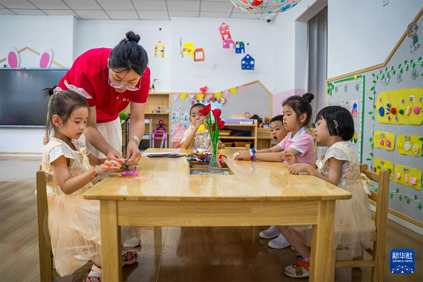 베이징대학교 의학부 유치원에서 교사가 아이들과 함께 수공예 활동을 진행한다. [5월 30일 촬영/사진 출처: 신화사]