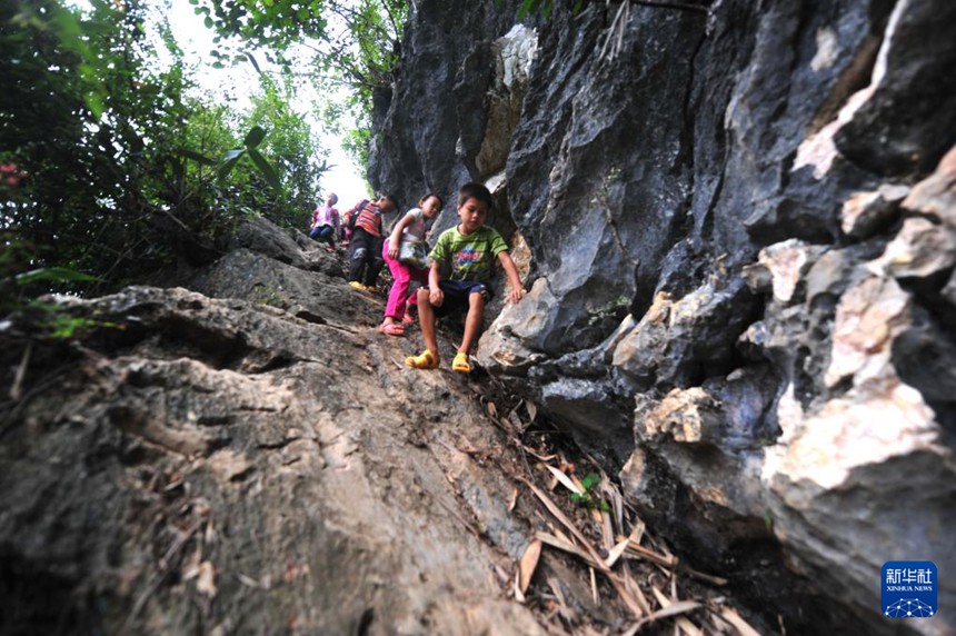 10살 멍푸쑹(오른쪽 첫 번째)은 절벽을 올라 학교를 다녔다. [2012년 9월 5일 촬영/사진 출처: 신화사]